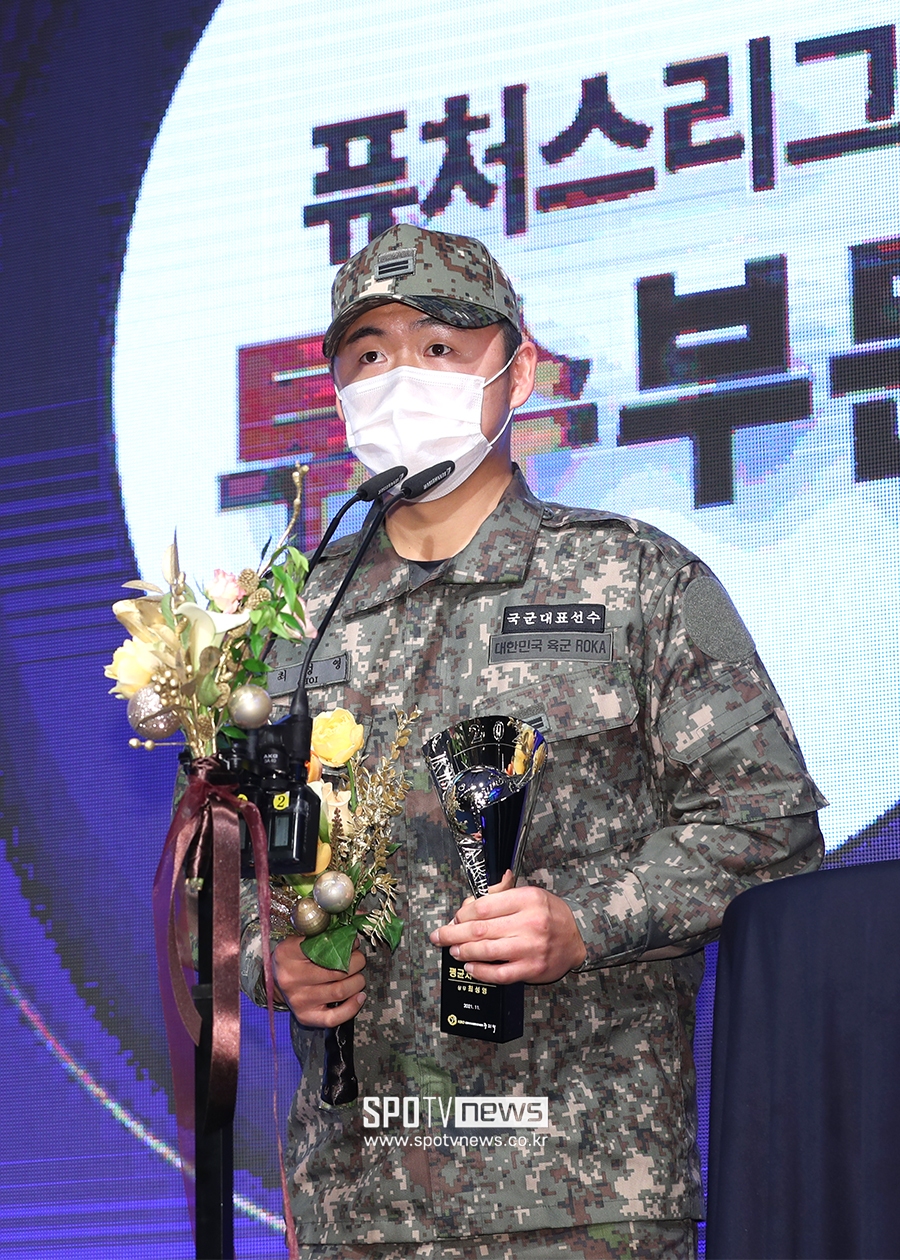 [포토S] 상무 피닉스 최성영, 평균자책점상 수상