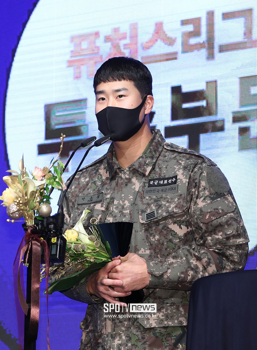 [포토S] 상무 피닉스 박윤철, 남부리그 승리상 수상