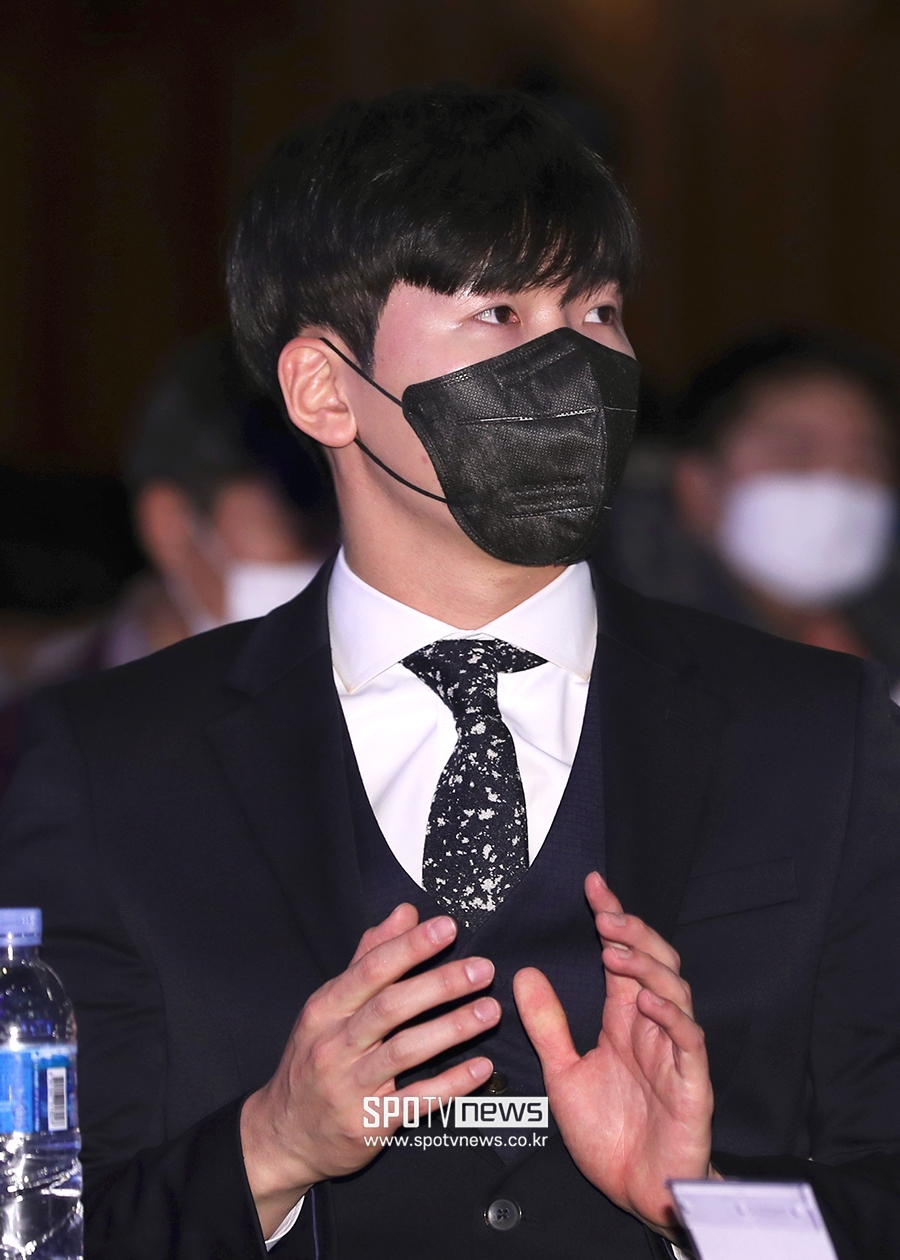 [포토S] 신인상 이의리에게 박수 보내는 최준용