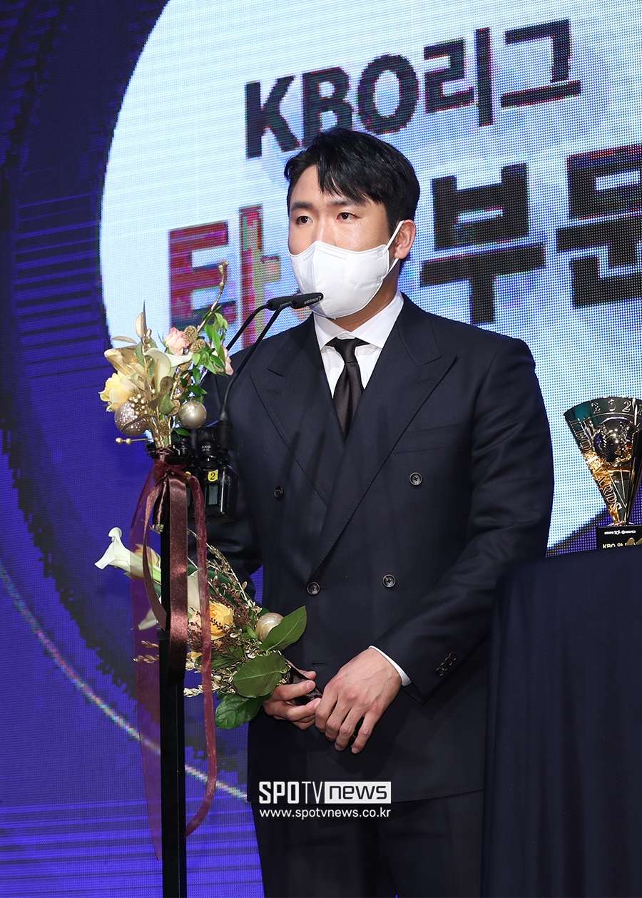[포토S] 전준우, KBO 안타상 수상
