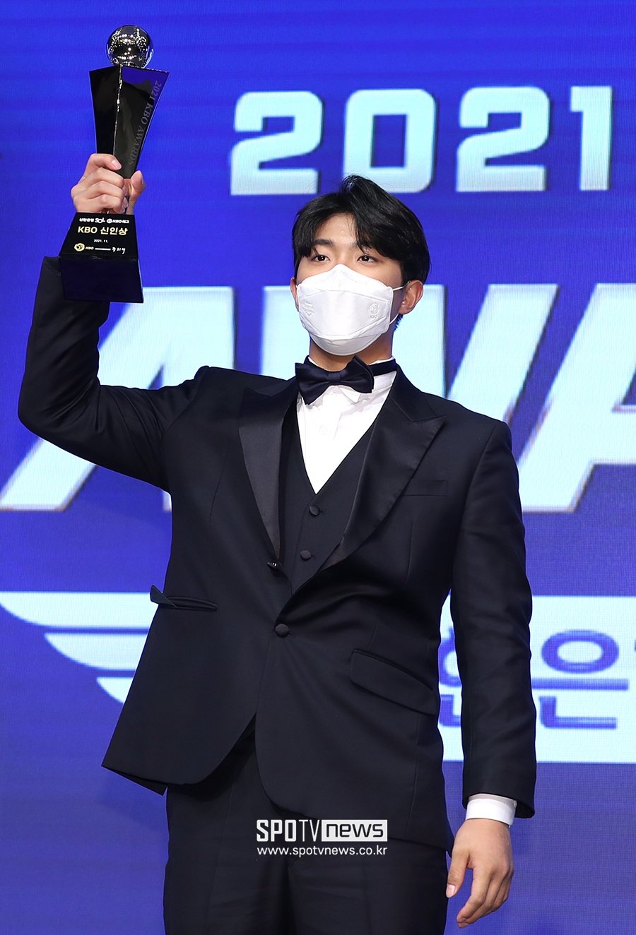 [포토S] 이의리, '신인상 트로피를 번쩍!'