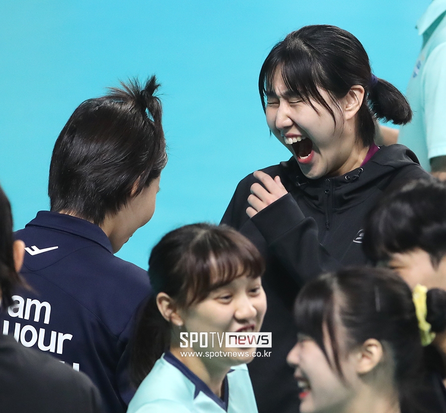 [포토S] 염혜선, '(오)지영 언니 너무 웃겨!'