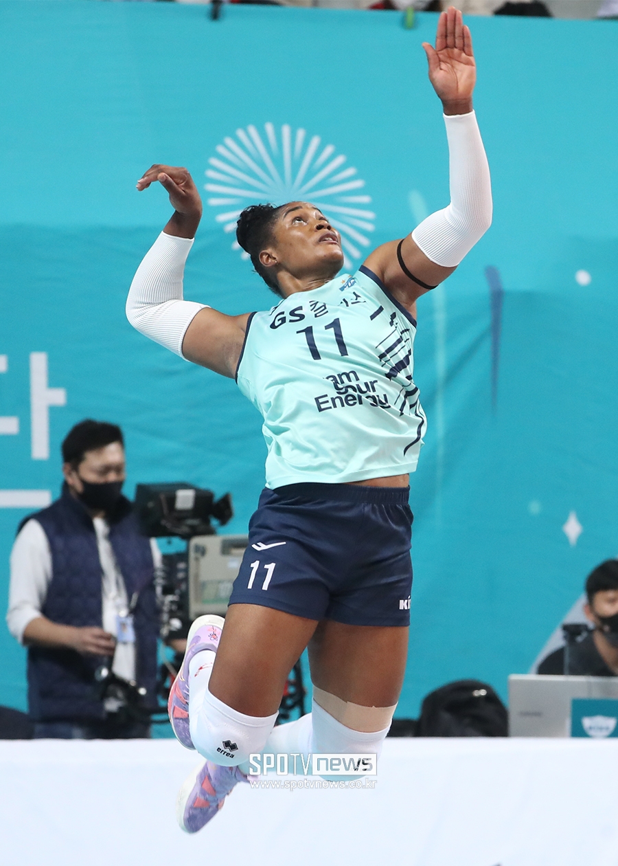 [포토S] 서브 준비하는 모마