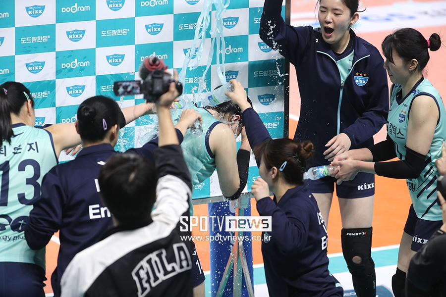 [포토S] 물세례 축하 받는 김지원