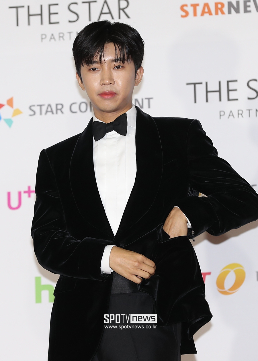 [포토S] 임영웅, '사진 촬영 위해 잠시 마스크는 주머니로'