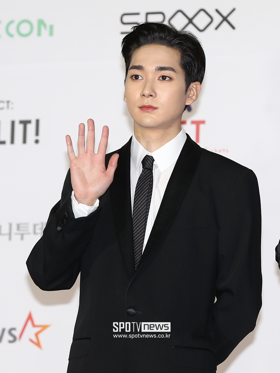 [포토S] 뉴이스트 아론, 멋진 손인사