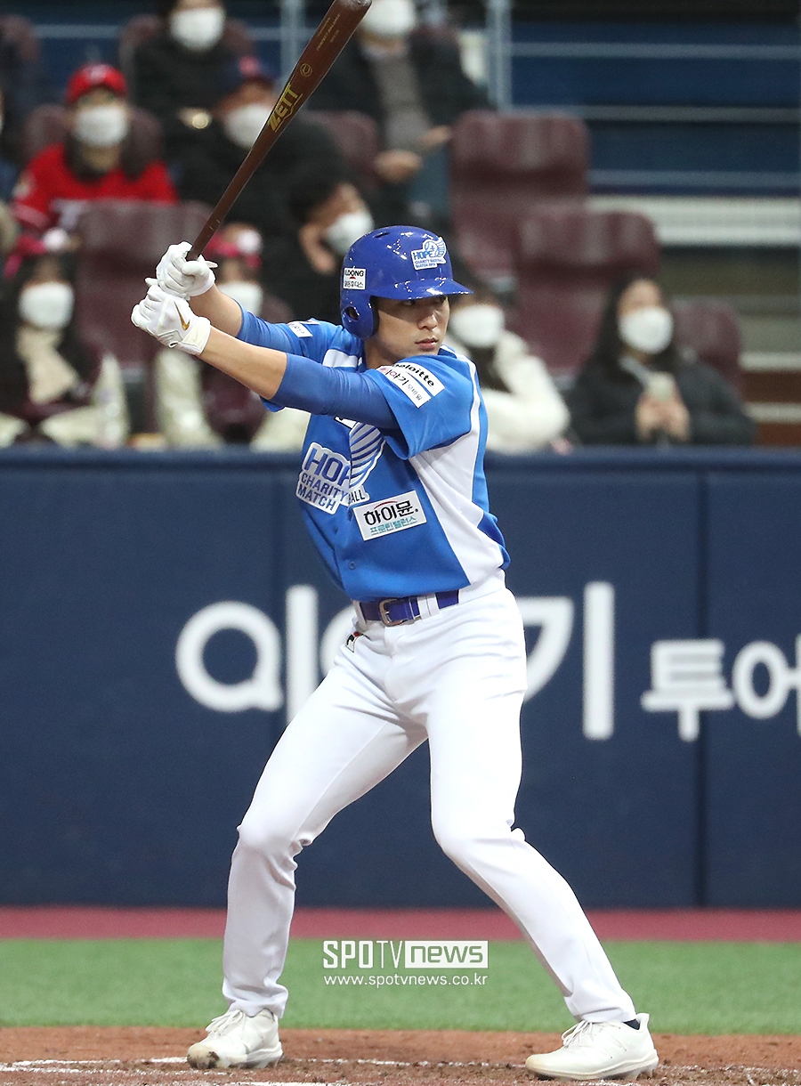[포토S] 이정후, 아버지 이종범 타격폼 그대로