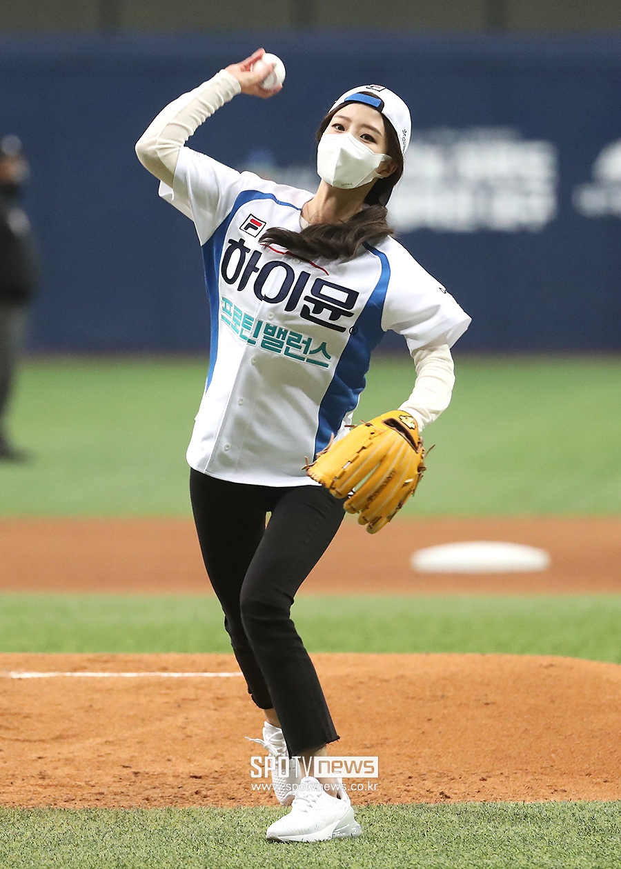 [포토S] 배지현 아나운서, 아름다운 시구