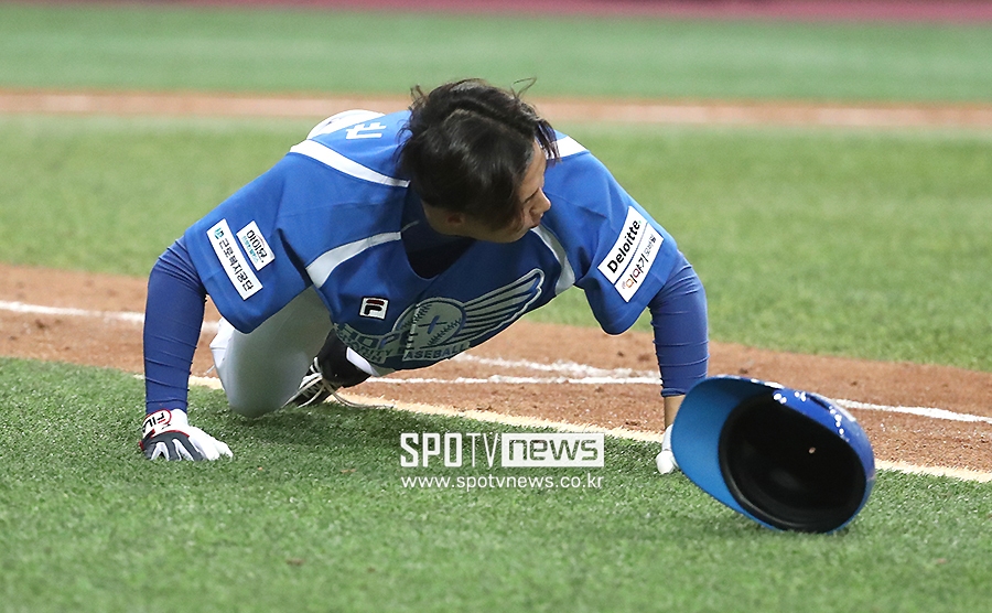 [포토S] 김태균 타격폼 따라한 임찬규, '꽈당 퍼포먼스까지'