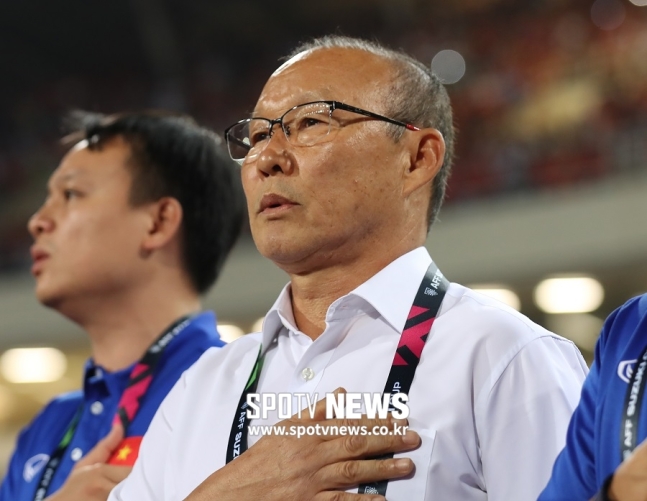 '디펜딩 챔프' 박항서의 베트남, 라오스 2-0 압도…스즈키컵 첫 승