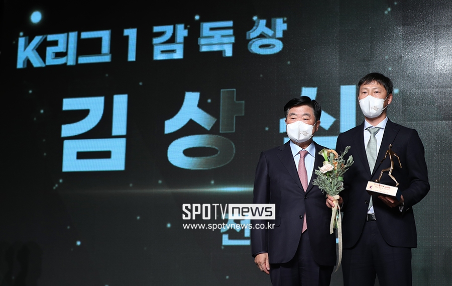 [포토S] 전북현대 김상식 감독, K리그1 감독상 수상