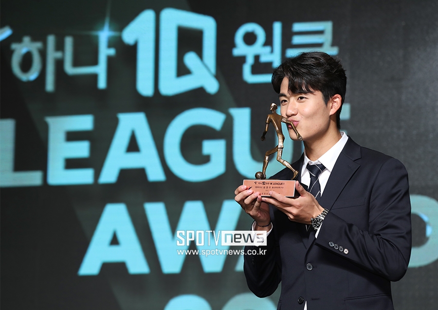 [포토S] '영플레이어상' 설영우, 트로피 키스!
