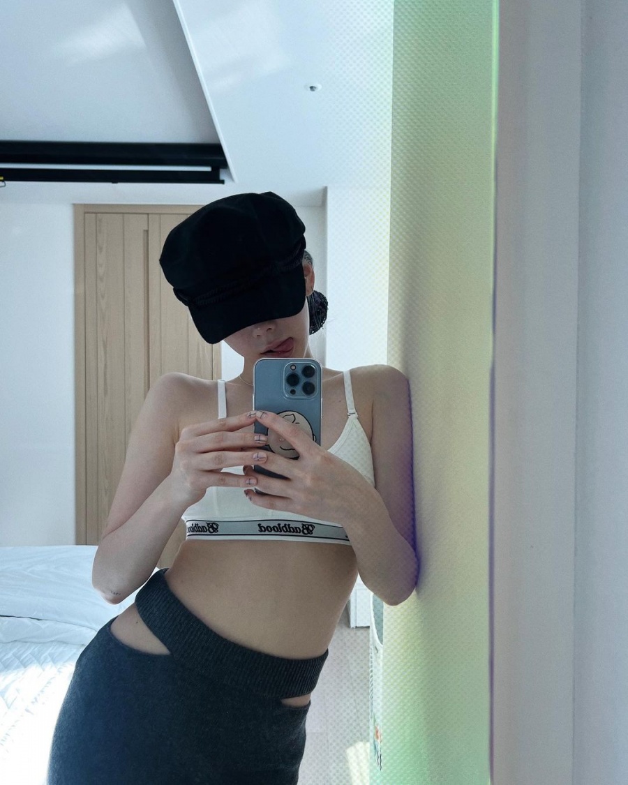 태연, 구멍난 골반바지에 훤한 브라톱…눈 둘 곳 없는 종잇장 몸매