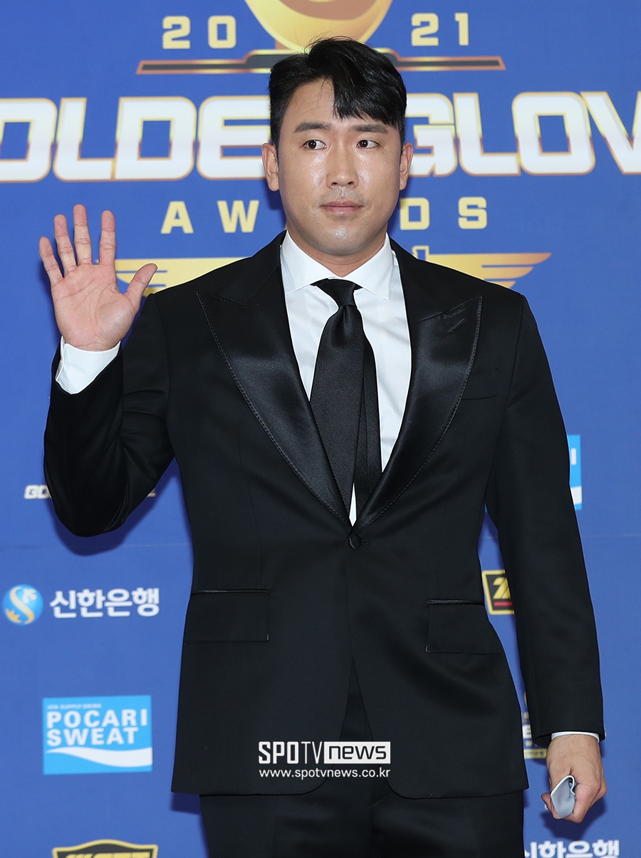 [포토S] 전준우, 블랙 슈트