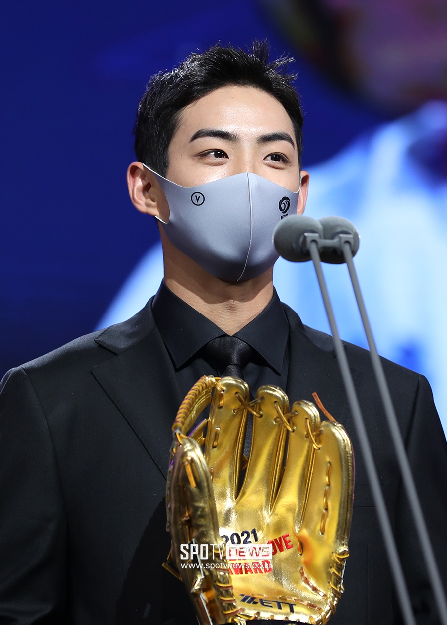[포토S] '외야수 GG' 구자욱, '울지 않을게요'