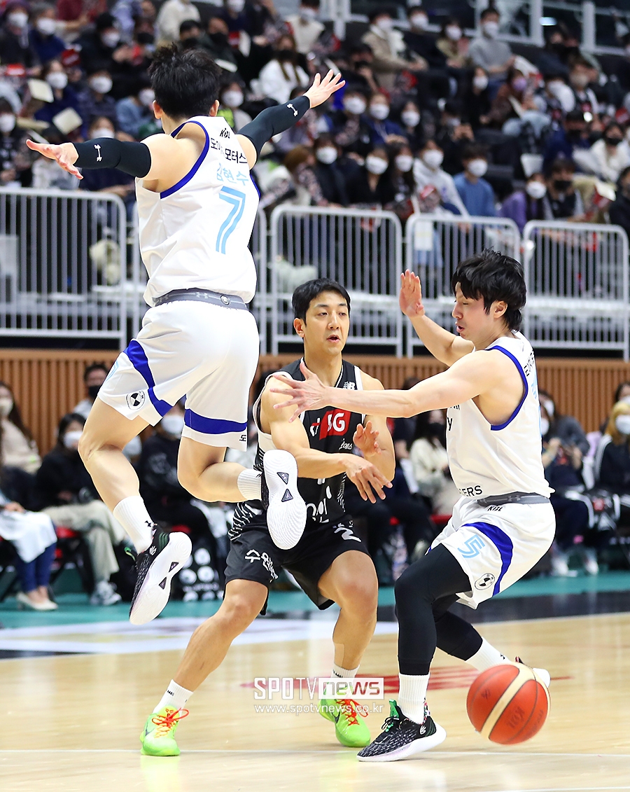 [포토S] 허훈, 허를 찌르는 패스
