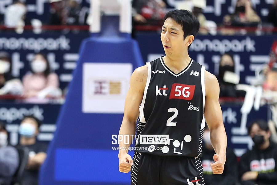 [포토S] 3점슛까지 성공한 허훈, '다들 봤어?'