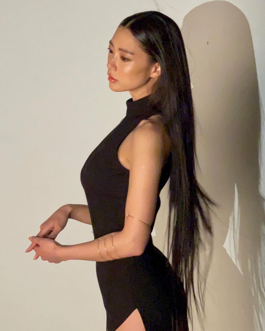 클라라, 옆트임이 이정도면 드레스는 뭐하러 입었을까…몸매도 "노필터"