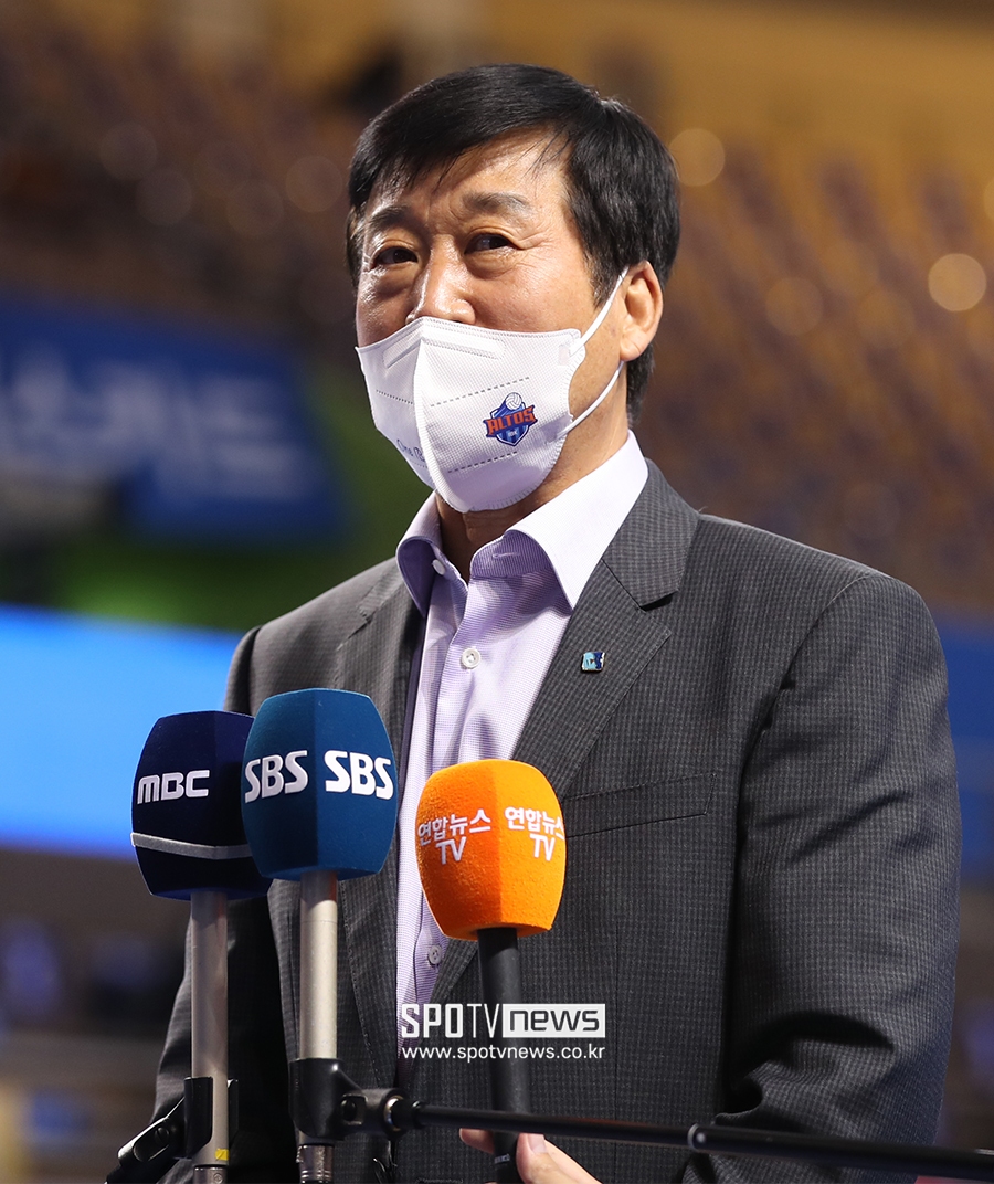 [포토S] IBK기업은행 김호철 감독, 여자배구 감독 데뷔전