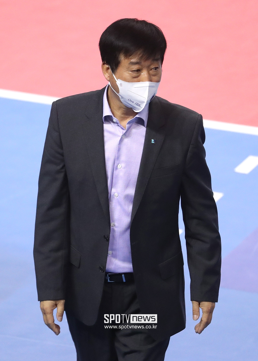 [포토S] IBK 김호철 감독, 여자부 데뷔전 아쉬운 패배
