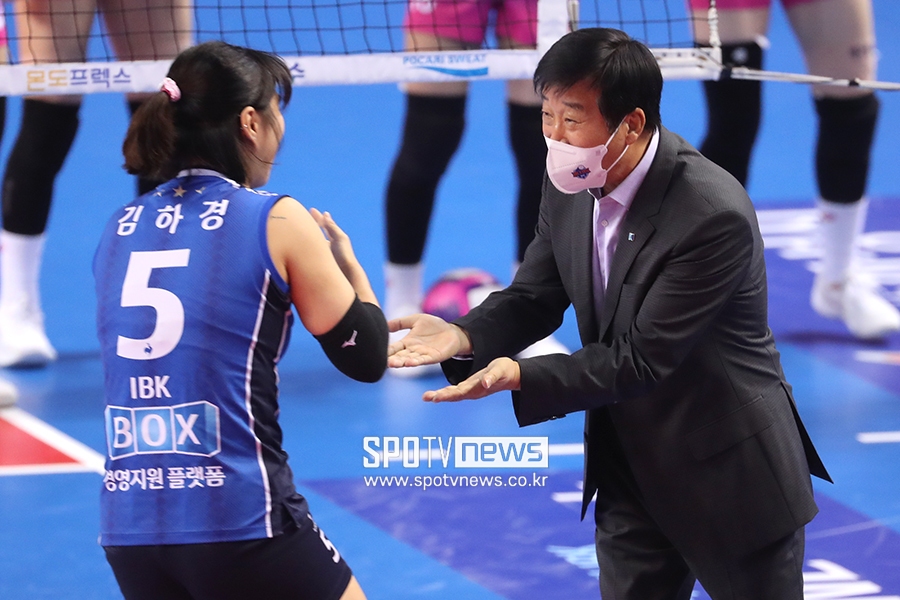 호통→스윗… 김호철, 예순 넘은 명장이 새 환경에 적응하는 법