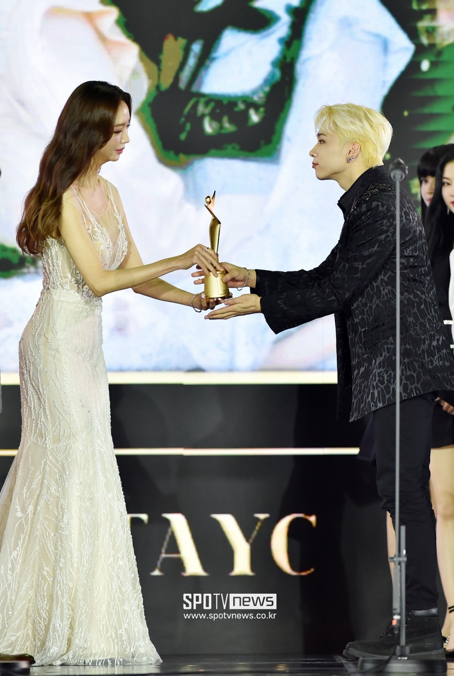 [포토]나인뮤지스 전 멤버 김라나, MCND 아시아모델상 신인가수상 시상