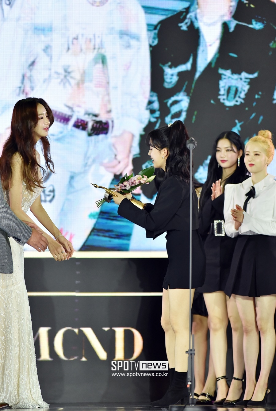 [포토]나인뮤지스 전 멤버 김라나, 스테이씨 아시아모델상 신인가수상 시상