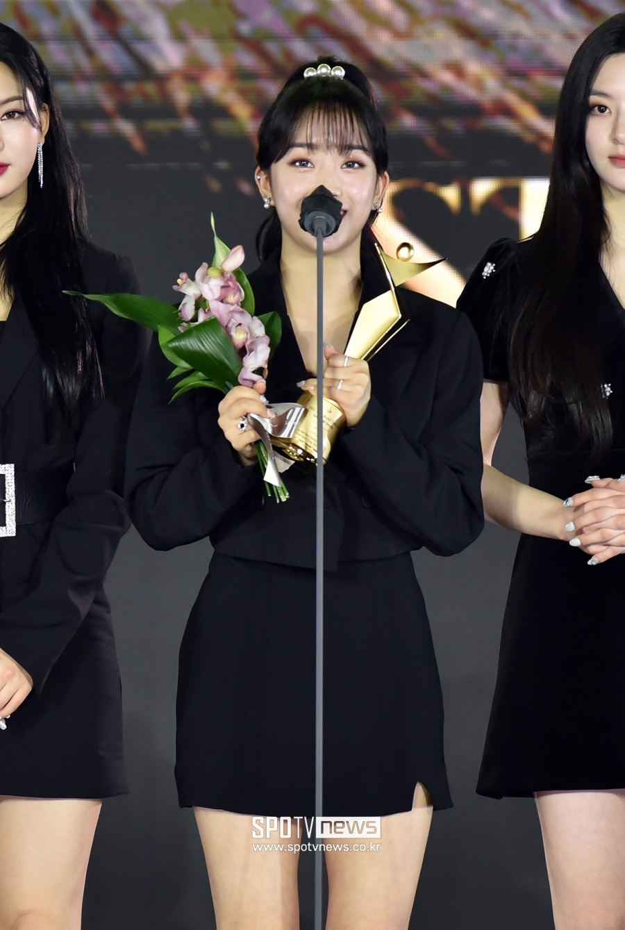 [포토]스테이씨 수민, 손에 쥔 황금빛 트로피