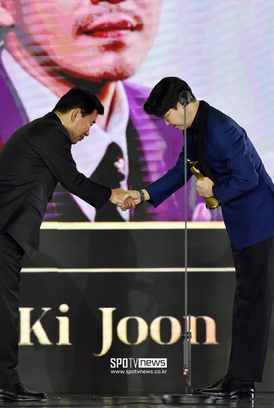 [포토]김진표 의원, "엄기준, 아시아모델상 아시아스타상 축하해요"