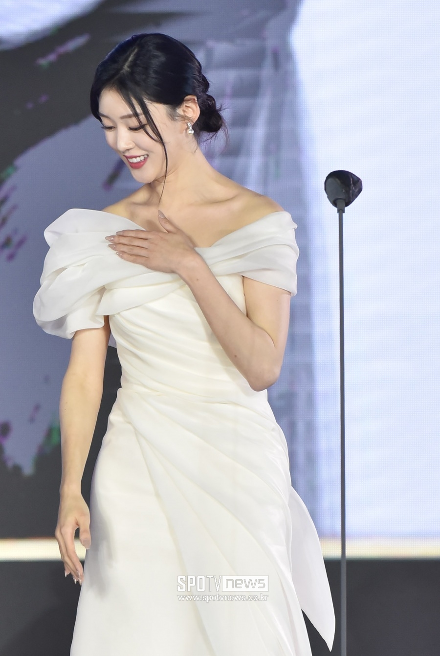 [포토]2021 미스코리아 진 최서은, 속보일라 조심조심