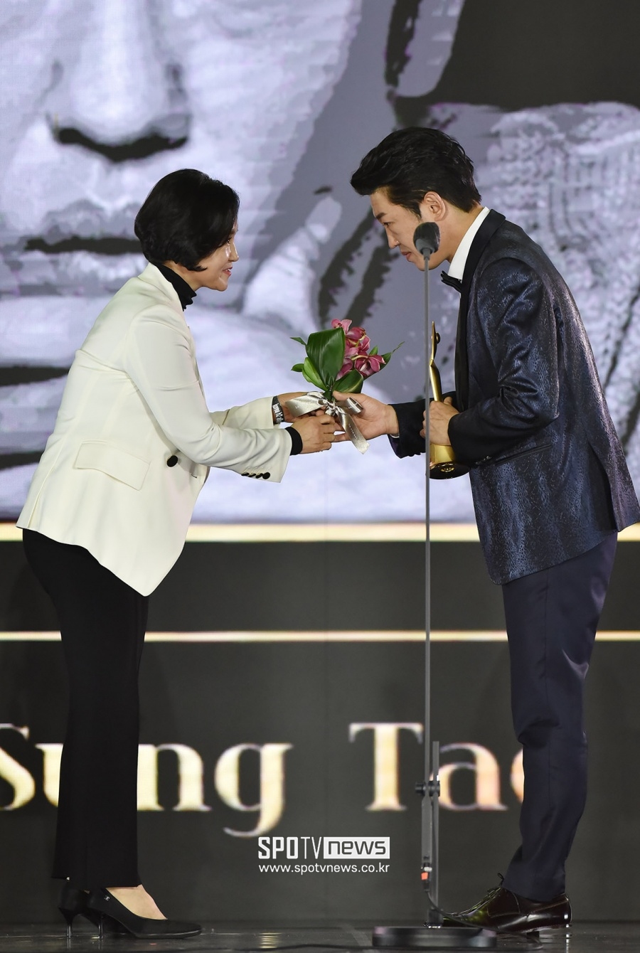 [포토]김시은 대표 '허성태, 아시아모델어워즈 아시아특별상 축하해요'
