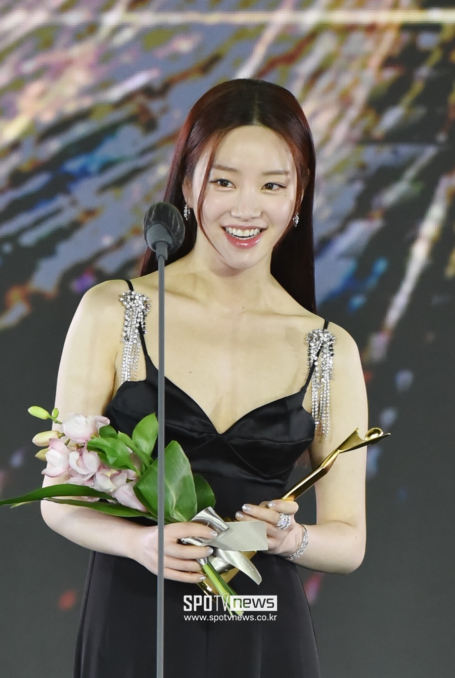 [포토]이유비 '아시아모델어워즈, 연기자 인기상 받았어요'