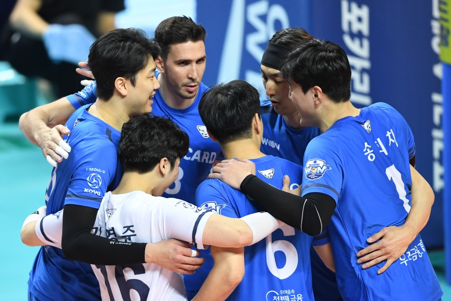 '한국전력 킬러' 우리카드 꼴찌 탈출…3-0 완벽 제압