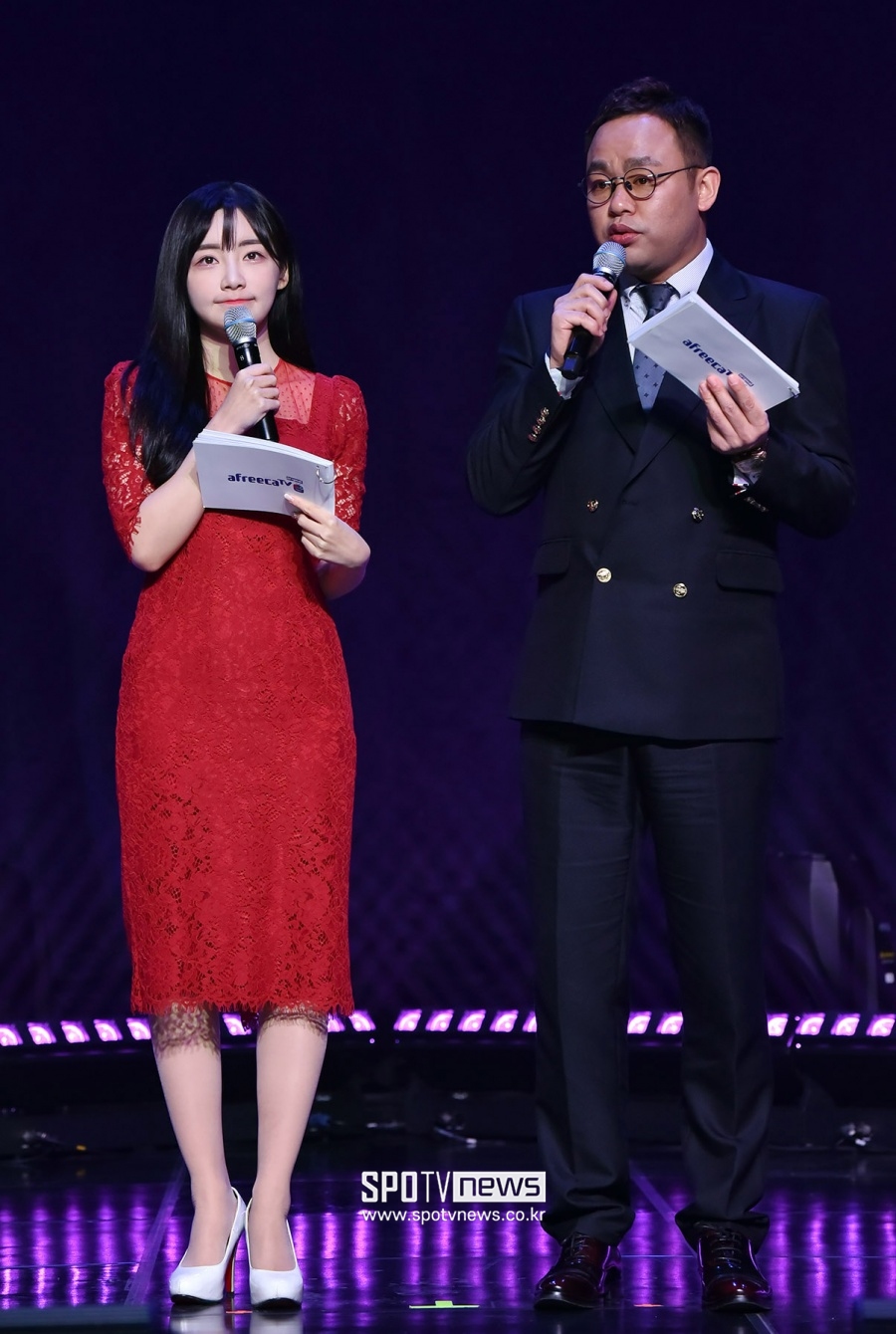 [포토]곽민선 아나운서-BJ 커맨더지코 '아프리카TV 싱어프로젝트 진행해요'