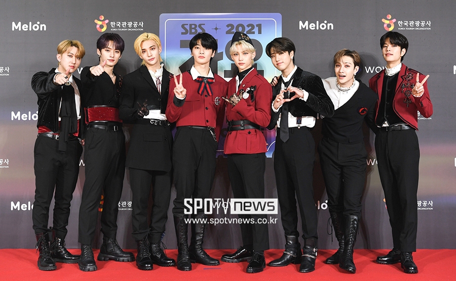 [포토S] 스트레이키즈, '크리스마스 느낌 나는 슈트 입고'