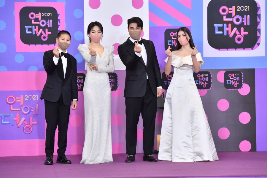 '살림남' 홍성흔, 리얼리티 신인상…"돈만 벌면 가정에 충실한줄"[2021 KBS 연예대상]