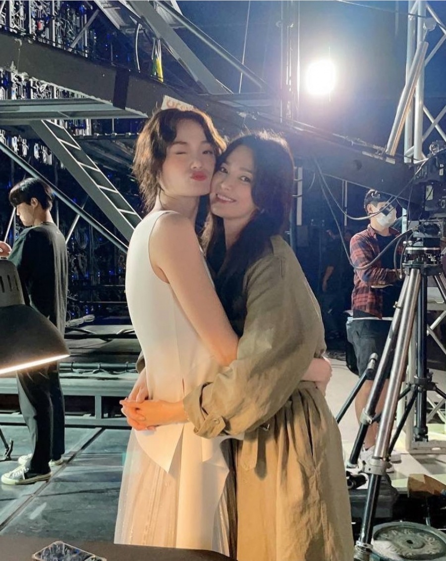 송혜교, 15세 연하 신현지와 너무 다정한 포옹…장기용 질투하겠어