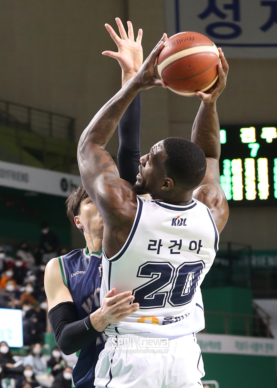 [포토S] 라건아, '비켜'