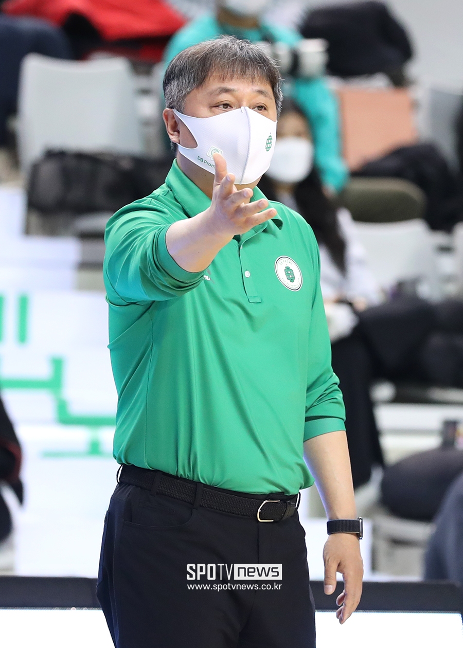 [포토S] 선수들 바라보는 이상범 감독