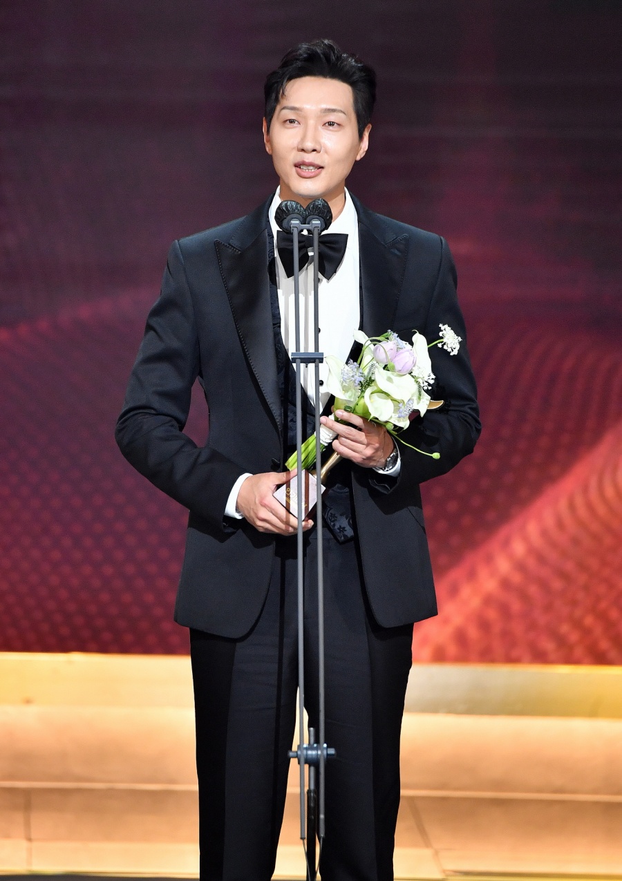 '대상' 지현우 "개인 상이라고 생각 안해"…'신사와 아가씨' 6관왕(종합)[KBS 연기대상]