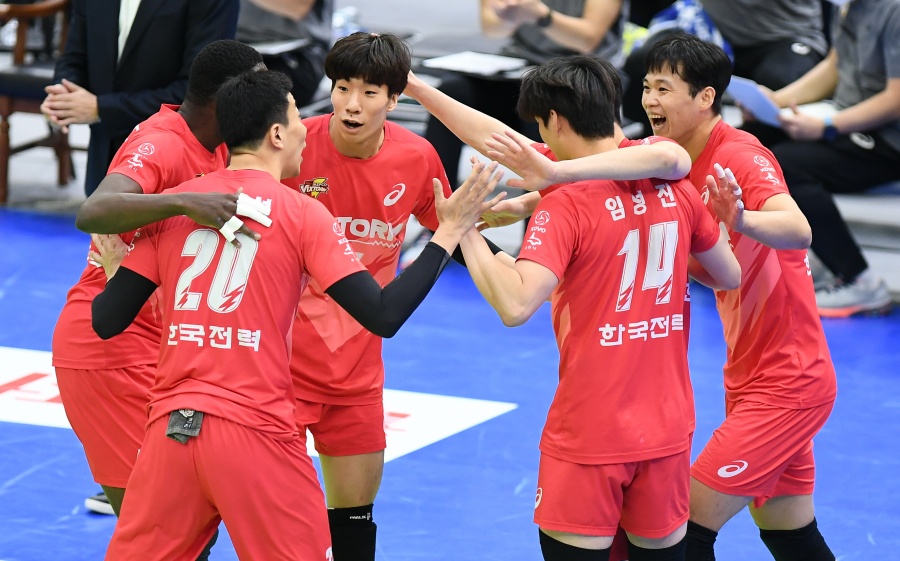 [수원 게임노트] ‘삼각편대 활약+철벽 블로킹’ 한국전력, 삼성화재 꺾고 3연패 탈출