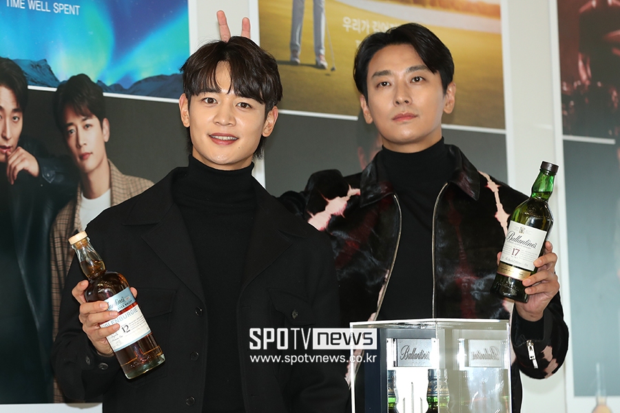 [포토S] 주지훈, 민호 옆에서 무심하게 장난