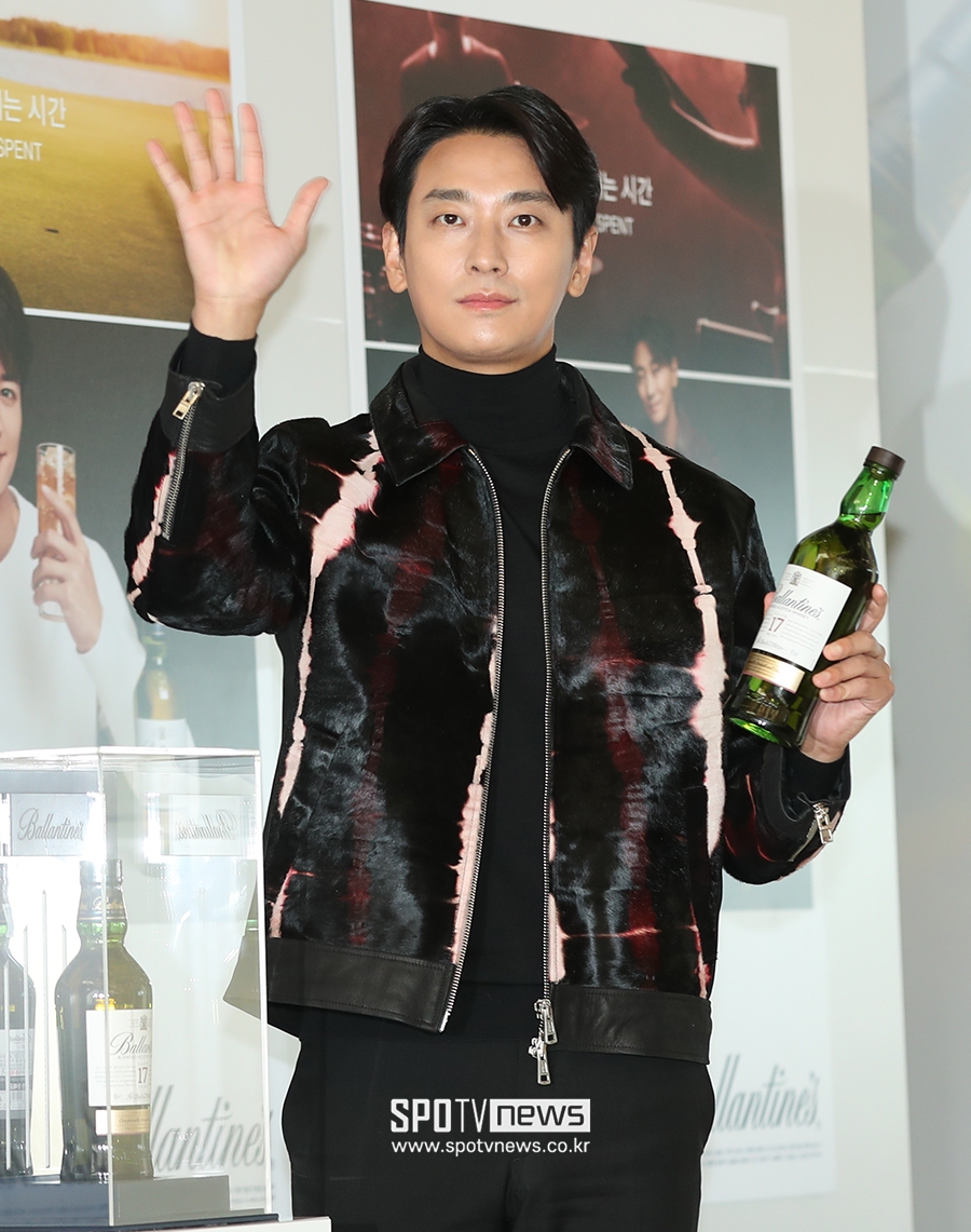 [포토S] 주지훈, '손인사도 멋지게'