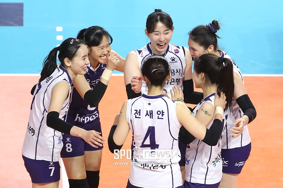 [포토S] 한국도로공사, 이윤정의 스파이크로 경기가 끝나자 미소