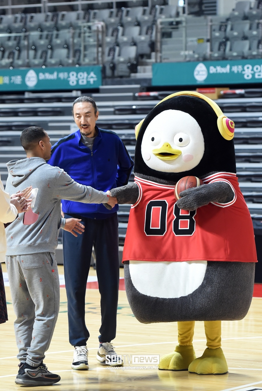 [포토]펭수 '전태풍 선배님, 반갑습니다'