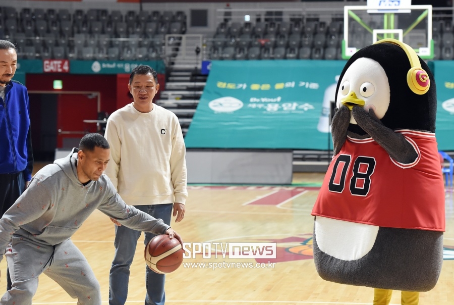 [포토]펭수 '역시 전태풍의 놀라운 드리블에 깜짝!'