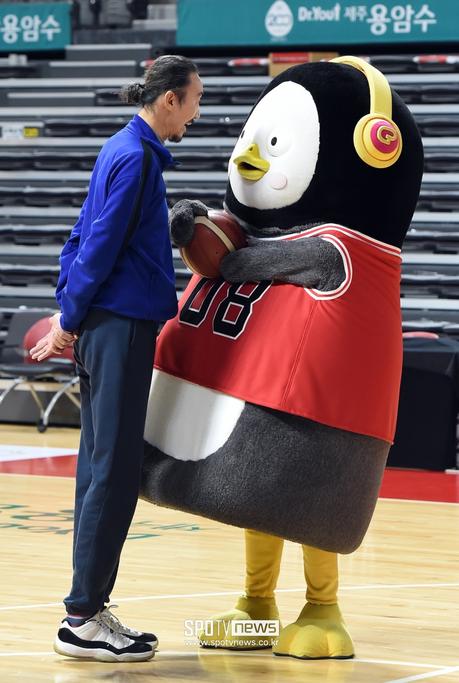 [포토]207cm 한기범 VS 210cm 펭수, 승자는?!