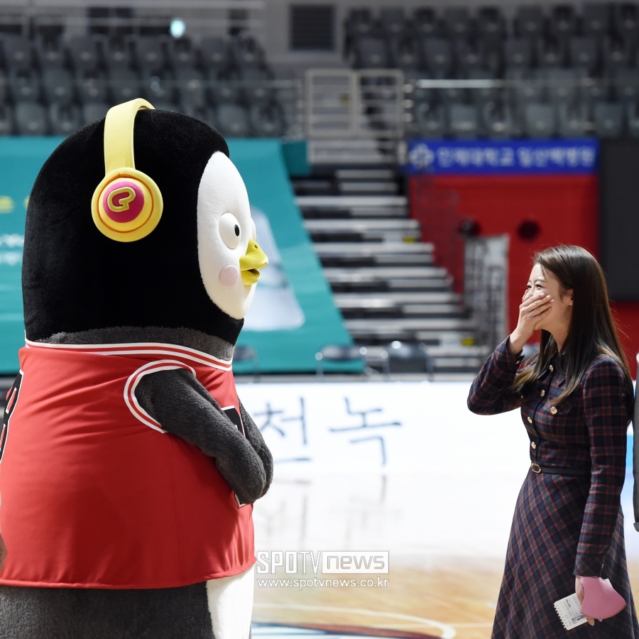 [포토]강민경 SPOTV 아나운서 '펭수, 바라만봐도 너무 좋아'