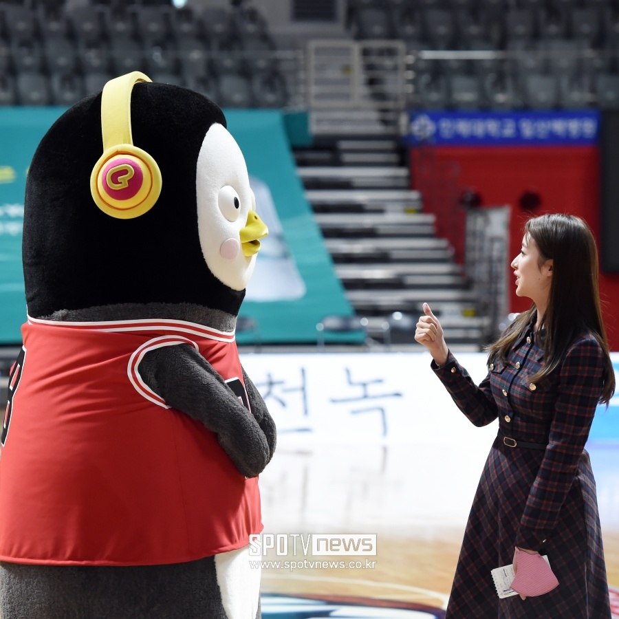 [포토]강민경 SPOTV 아나운서 '펭수 예능감 최고!'
