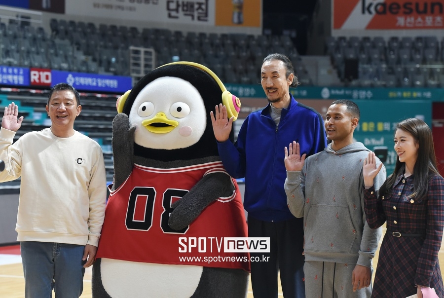 [포토]허재‧펭수‧한기범‧전태풍‧강민경 아나운서 '자이언트 펭TV, 왝!'